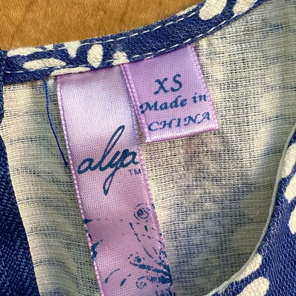 High-neck Patterned Dress - Picture 3 of 4